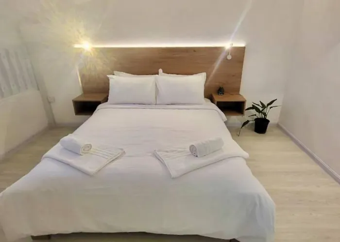 3 Bedroom Beachside Apartment - 30 Secs From Beach