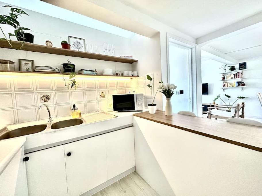 3 Bedroom Beachside - 30 Secs From *