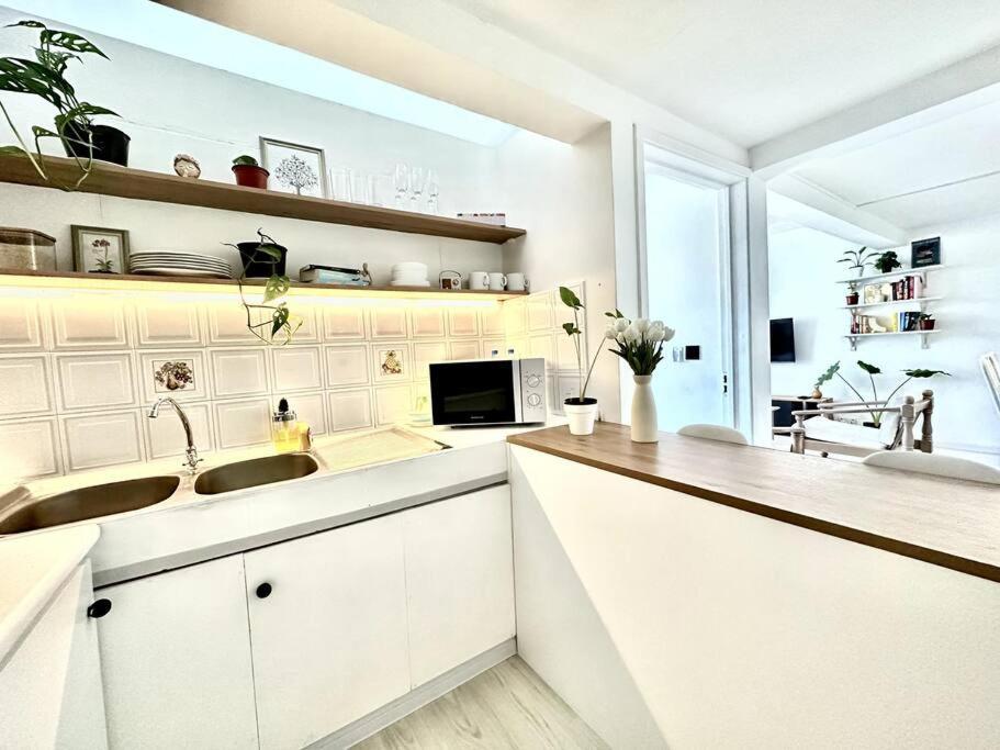 Apartment 3 Bedroom Beachside - 30 Secs From *