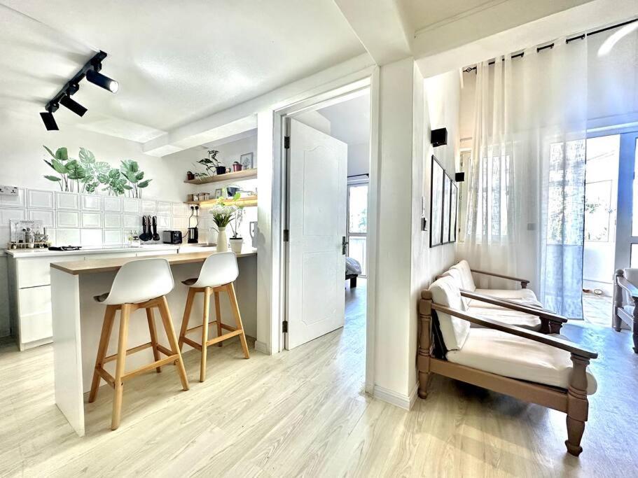 Apartment 3 Bedroom Beachside - 30 Secs From