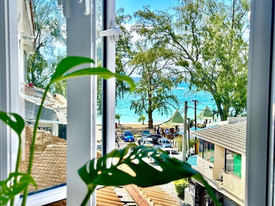 Apartment 3 Bedroom Beachside - 30 Secs From *