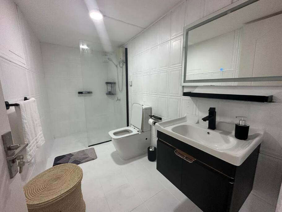 3 Bedroom Beachside - 30 Secs From